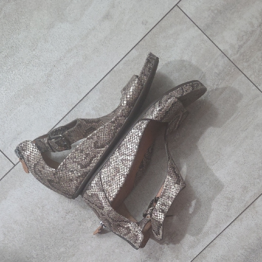 Kenneth Cole Snakeskin Pattern Wedges - Picture 8 of 8